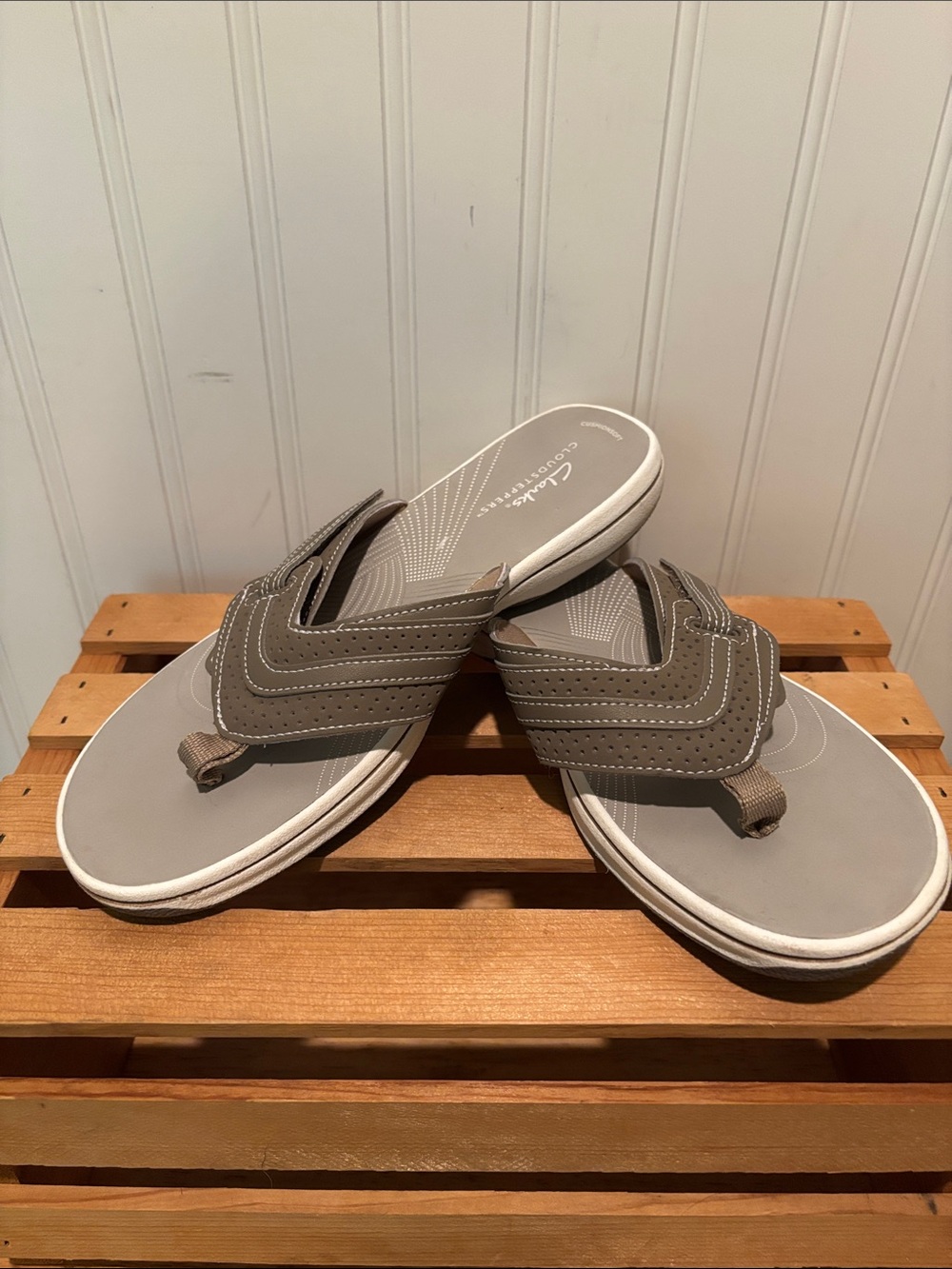 Clarks Women’s Cloudsteppers Taupe Flip-Flop Sandals Sz 9.5